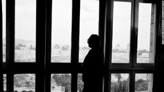 エルサレムのホテルから窓の外を眺めるキッシンジャー氏＝１９７５年