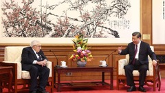 中国の習近平（シーチンピン）国家主席と会談するキッシンジャー氏＝２０２３年７月、北京
