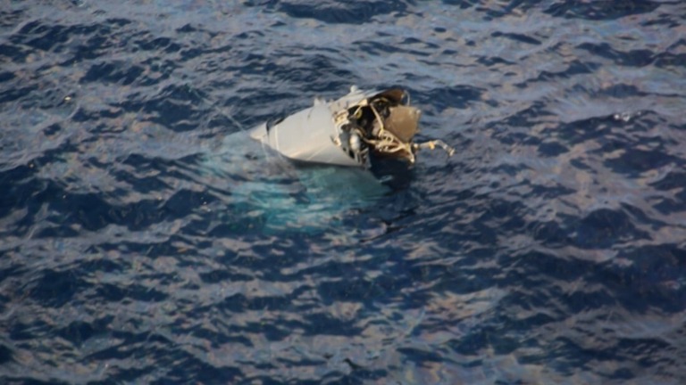 海上保安庁によると軍用機や救命ボートとみられる残骸が屋久島沖で発見された