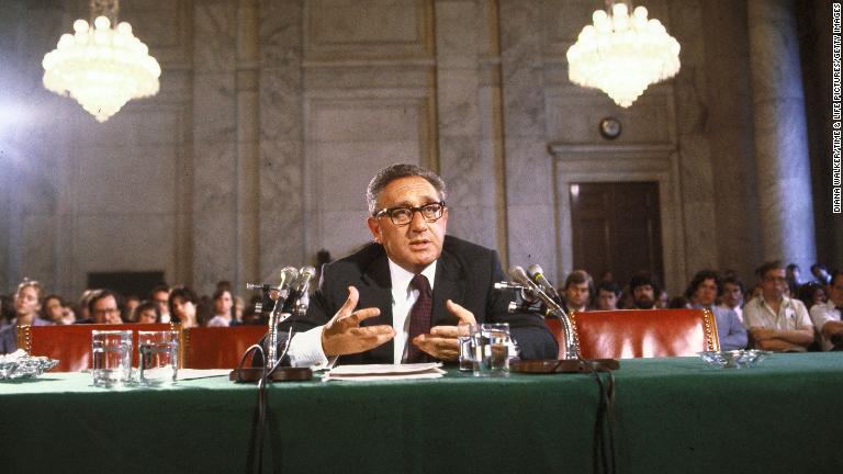 上院エネルギー委員会で証言するキッシンジャー氏/Diana Walker/Time & Life Pictures/Getty Images