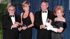 左からキッシンジャー氏、故ダイアナ妃、コリン・パウエル氏、バーバラ・ウォルターズ氏。非営利組織の夕食会に参加した際の一コマ＝１９９５年、ニューヨーク