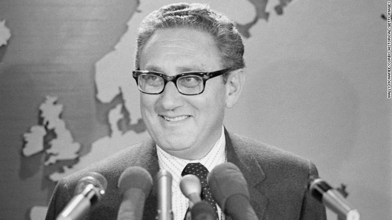 ノーベル平和賞受賞後に発言するキッシンジャー氏/Wally McNamee/Corbis Historical/Getty Images