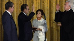 ニクソン氏が見守る中、国務長官の就任宣誓を行うキッシンジャー氏＝１９７３年