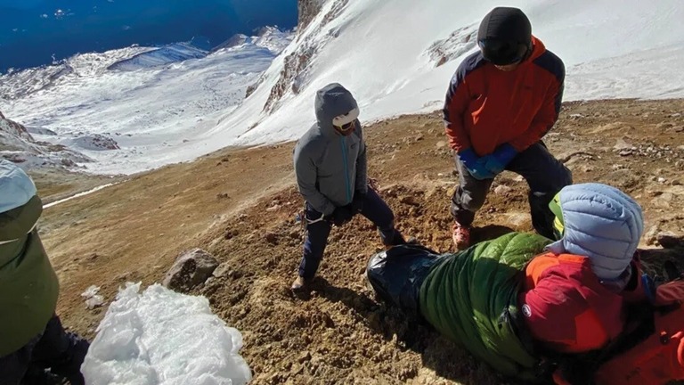 保安官事務所が公開した救助時の様子/Portland Mountain Rescue