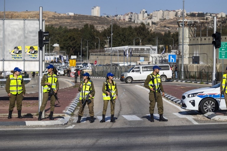 パレスチナ人捕虜の移送に併せて警備するイスラエル兵＝２４日、イスラエルのオフェル刑務所前/Ilia Yefimovich/picture alliance/Getty Images