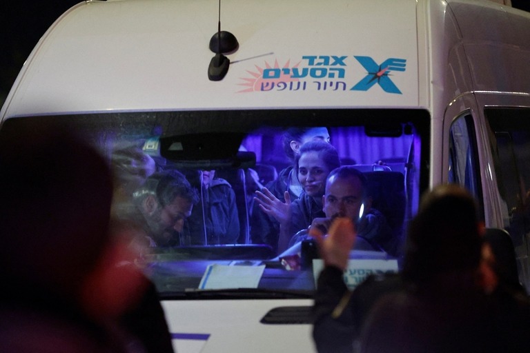 イスラエルとハマスの取引の一環で解放された人質が乗る車＝３０日、イスラエル・オファキム/Alexander Ermochenko/Reuters