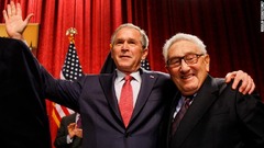 ジョージ・W・ブッシュ大統領と並ぶキッシンジャー氏＝２００８年