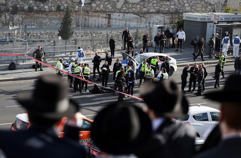 銃撃現場の様子＝１１月３０日、エルサレム/Ronen Zvulun/Reuters