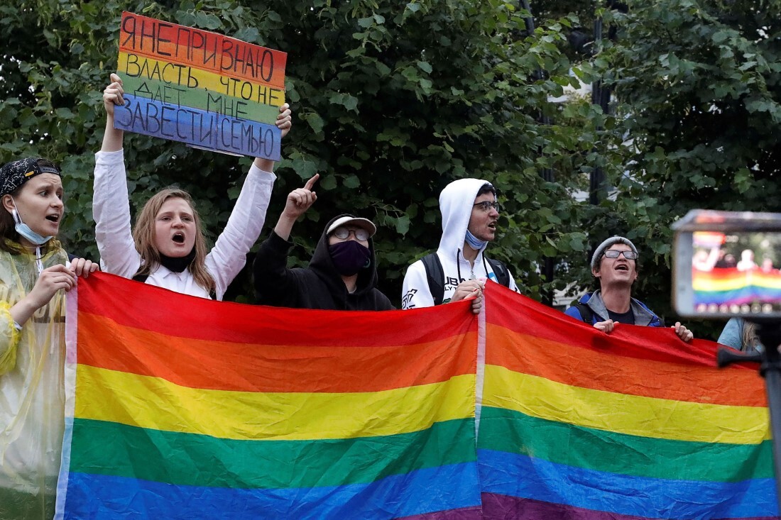 ロシア憲法改正に反対するLGBTの活動家ら=2020年7月15日/Shamil Zhumatov/Reuters/File