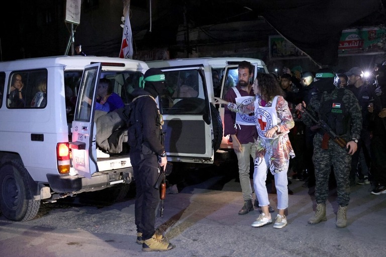 ハマスが解放した人質の移送準備を行う赤十字の隊員ら＝１１月２８日、パレスチナ自治区ガザ地区南部ラファ/AFP/Getty Images