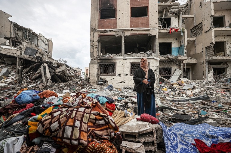 住宅のがれきの上に立つ女性＝１１月２８日、ガザ/Mustafa Hassona/Anadolu/Getty Images