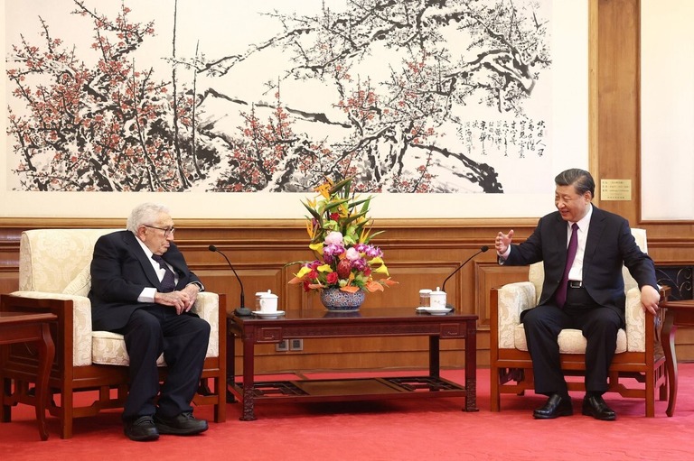 キッシンジャー元米国務長官と会談する中国の習近平（シーチンピン）国家主席＝７月２０日、北京/CNS/AFP/Getty Images