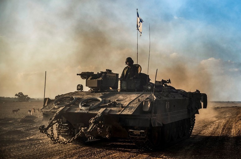 イスラエルとガザ地区の境界付近を走行するイスラエル軍の戦車/ Ilia Yefimovich/picture alliance/Getty Images