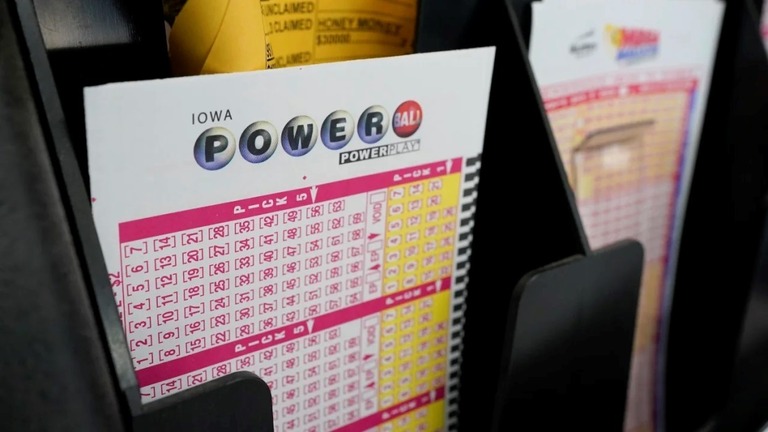 宝くじ「パワーボール」は複数の州で販売されている/Charlie Neibergall/AP/File