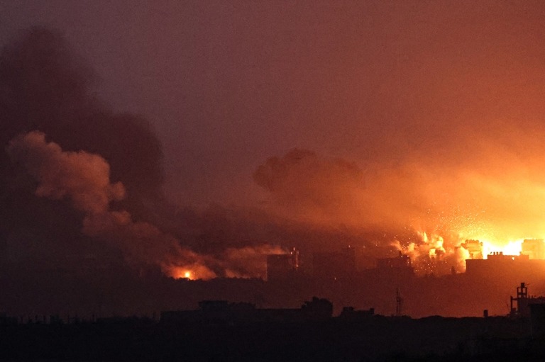 パレスチナ自治区ガザ地区に立ち上る煙や炎＝２日/Jack Guez/AFP/Getty Images