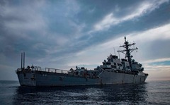 米駆逐艦がドローン撃墜、ミサイル攻撃受けた商船に対応　紅海