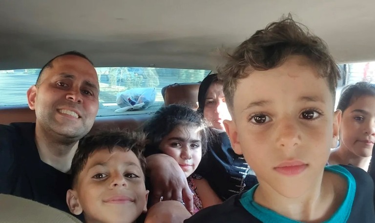 筆者のハニ・アルマドホーンさんと家族。おいのオマルくん（ハニさんの隣）とアリくん（一番手前）はイスラエル軍の空爆によって死亡した/Hani Almadhoun