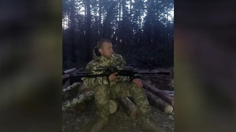 ウクライナ軍兵士、ロシア軍の包囲を生き延びる