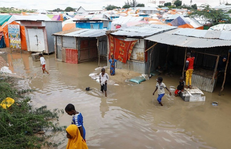 「エルニーニョ現象」などの影響により、東アフリカは数週間前から激しい雨と洪水に見舞われている/Feisal Omar/Reuters