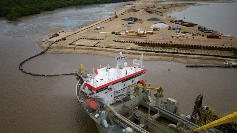 ガイアナの河口に作られた沖合油田開発のための人工島/AP Photo/Matias Delacroix