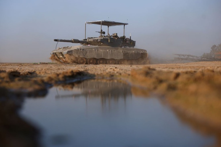 ４日、パレスチナ自治区ガザ地区との境界近くで演習を行うイスラエル軍の戦車/Amir Cohen/Reuters