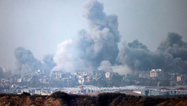 煙が立ち上るガザ地区の写真。イスラエル南部から１２月３日に撮影/Menahem Kahana/AFP/Getty Images