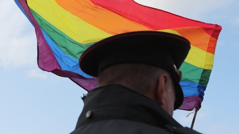ＬＧＢＴＱの集会で警備に立つ警官＝２０１９年８月、ロシア・サンクトペテルブルク/Anton Vaganov/Reuters/File