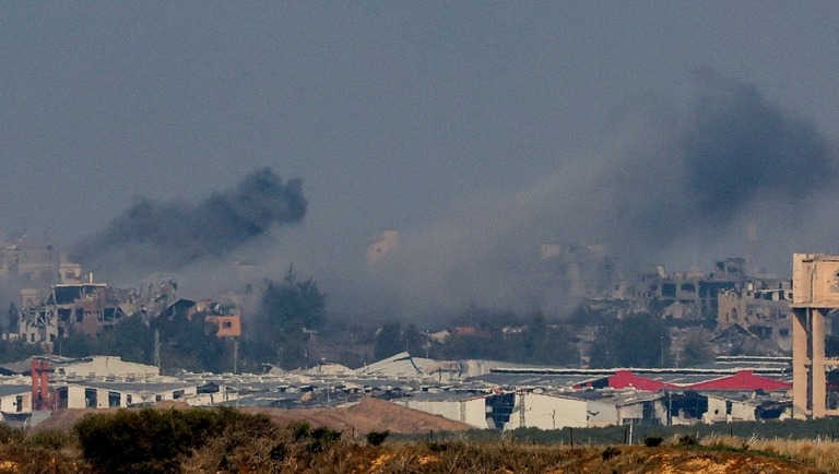 イスラエル軍の空爆後、煙が立ち上るガザ地区。イスラエル南部から１２月６日に撮影/Athit Perawongmetha/Reuters