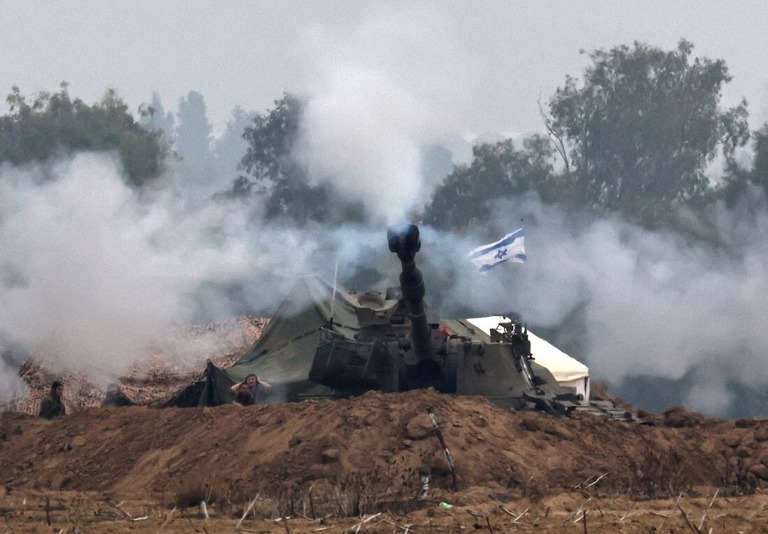 作戦を遂行するイスラエルの砲兵部隊＝５日/Athit Perawongmetha/Reuters