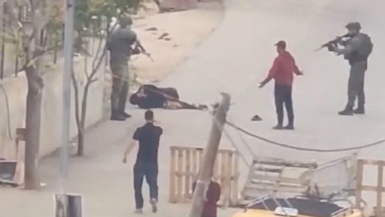 映像には軍服姿の男に撃たれる男性が映っている＝ヨルダン川西岸地区ヘブロン近郊/Obtained by CNN