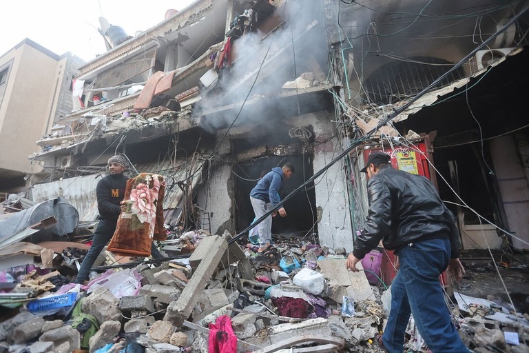 損壊した家屋で作業を行うパレスチナの住民＝４日、パレスチナ自治区ガザ地区南部ハンユニス/Ahmed Zakot/SOPA Images/LightRocket/Getty Images