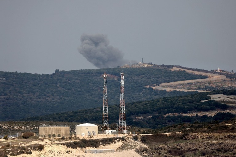 イスラエルがレバノン南部のアイタアルシャーブ村付近に攻撃を加えた様子をイスラエル側から撮影＝５日/Jalaa Marey/AFP/Getty Images