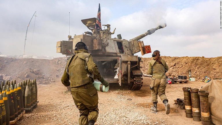 パレスチナ自治区ガザ地区境界近くのイスラエル軍砲兵隊＝５日/Gil Cohen-Magen/AFP/Getty Images