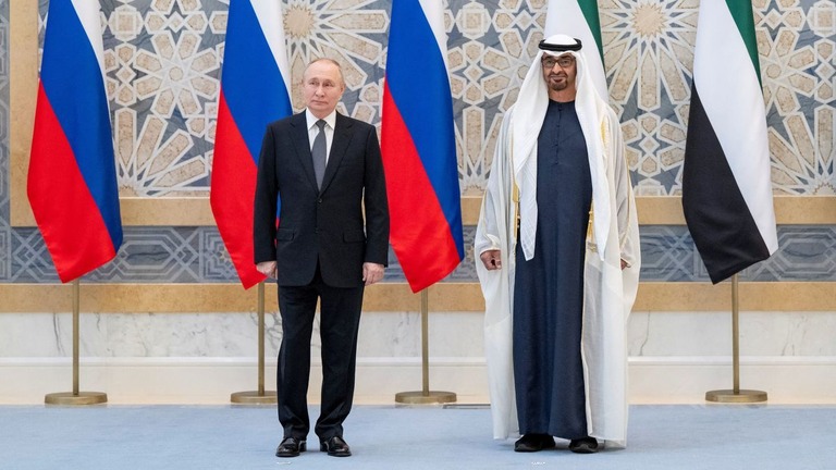 プーチン氏（左）がＵＡＥのムハンマド大統領との会談のためアブダビに到着＝６日/Abdulla Al Bedwawi/UAE Presidential Court/Handout/Reuters