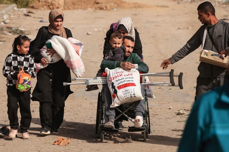 北方から避難するパレスチナ人＝１１月２６日、ガザ市南郊外/Mahmud Hams/AFP/Getty Images