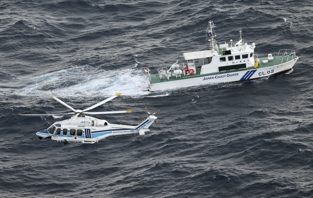捜索救助活動を行う海上保安庁=11月30日、鹿児島県屋久島沖/Kyodo/Reuters