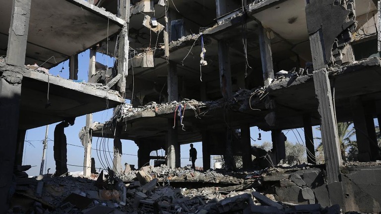 破壊されたヌセイラト難民キャンプの建物＝３日、パレスチナ自治区ガザ地区/Ashraf Amra/Anadolu/Getty Images