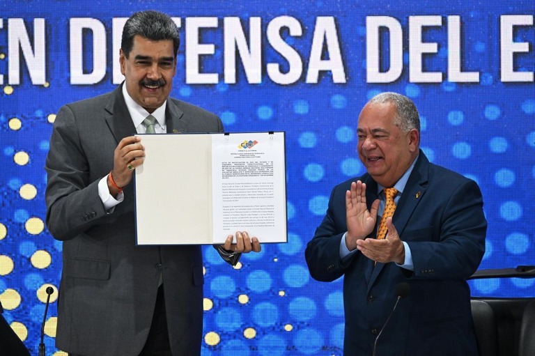 ベネズエラのマドゥロ大統領（左）が隣国ガイアナの一部地域を含む新州創設を指示/Federico Parra/AFP/Getty Images
