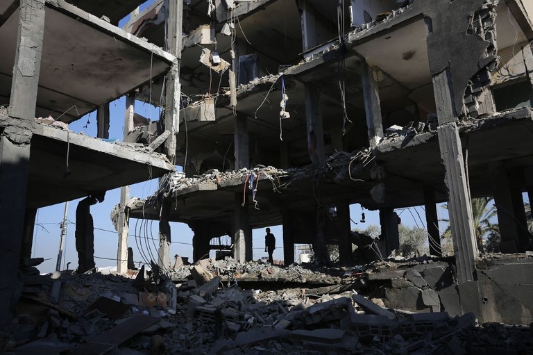 イスラエルによるガザ中部デイルアルバラ空爆後、廃墟と化した難民キャンプの居住区域/Ashraf Amra/Anadolu/Getty Images