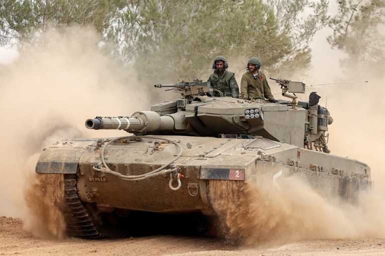 ガザ地区との境界付近を走行する戦車/Menahem Kahana/AFP/Getty Images