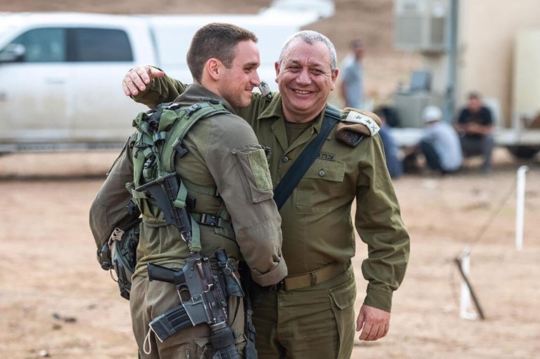 イスラエル国防軍（ＩＤＦ）のガディ・アイゼンコット氏と息子のガル・アイゼンコット氏/Obtained by CNN