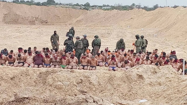 イスラエル軍による拘束の様子が写った画像がソーシャルメディアで拡散した/Obtained by CNN