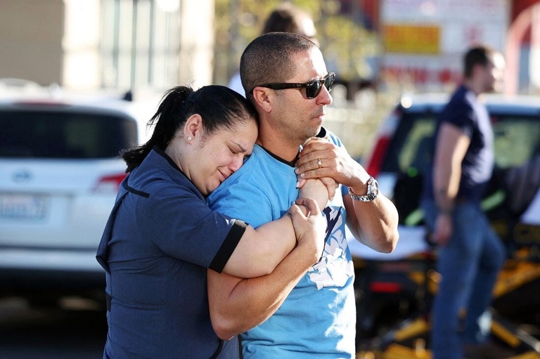 銃撃事件後に駆けつけた学生の家族ら＝６日、米ネバダ大学ラスベガス校/Ronda Churchill/AFP/Getty Images