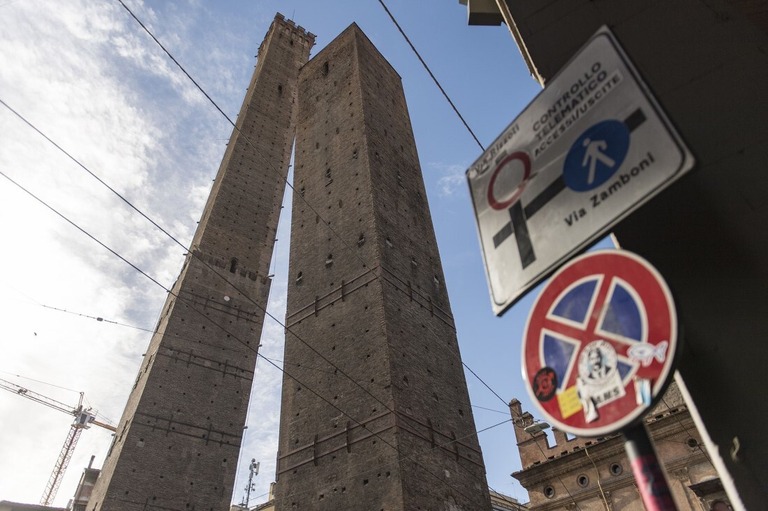 １０月に塔の周辺の立ち入り禁止が命じられた/Michele Lapini/Getty Images
