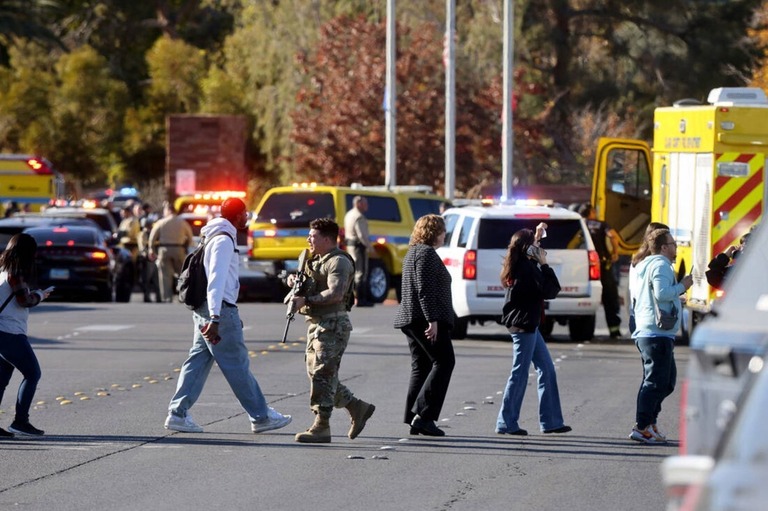 避難する学生ら＝６日、米ネバダ大学ラスベガス校/K.M. Cannon/Las Vegas Review-Journal/Tribune News Service/Getty Images