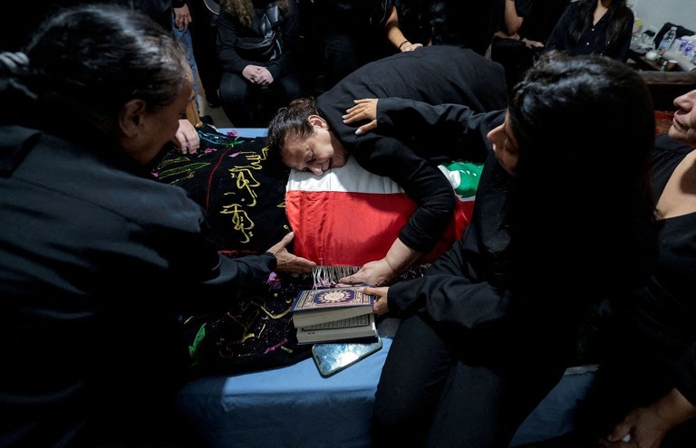 ロイター通信のレバノン人映像記者イッサム・アブダラ氏の遺体を抱きしめる母親のファトマ・カンソさん＝１０月１４日/Zohra Bensemra/Reuters