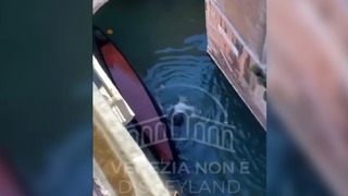 ベネチアの運河で中国人観光客が乗ったゴンドラが転覆し観光客５人が転落