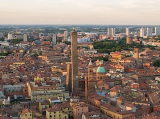 ボローニャの中心的シンボルとなっている２つの斜塔