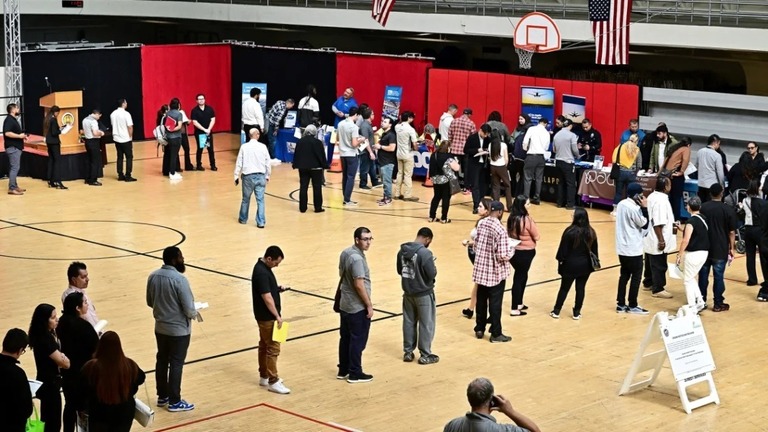 米ロサンゼルスで開かれた就職フェアの会場で列に並ぶ人々/Frederic J. Brown/AFP/Getty Images