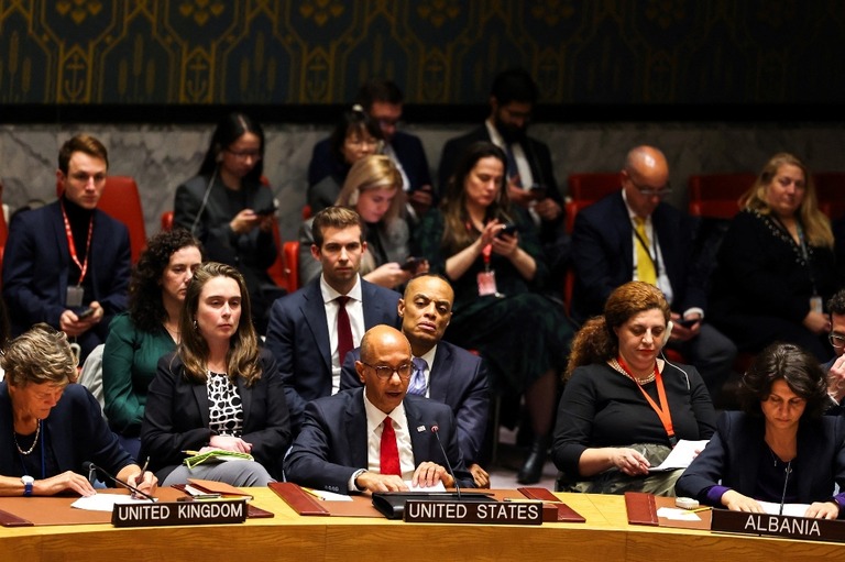 国連安全保障理事会で８日、ガザ地区の即時停戦を求める決議案の採決が行われた/Charly Triballeau/AFP/Getty Images